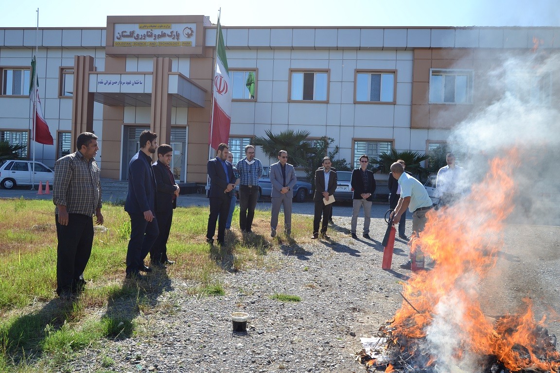 آموزش و مانور اطفاء حریق برای کارکنان پارک علم و فناوری گلستان برگزار شد