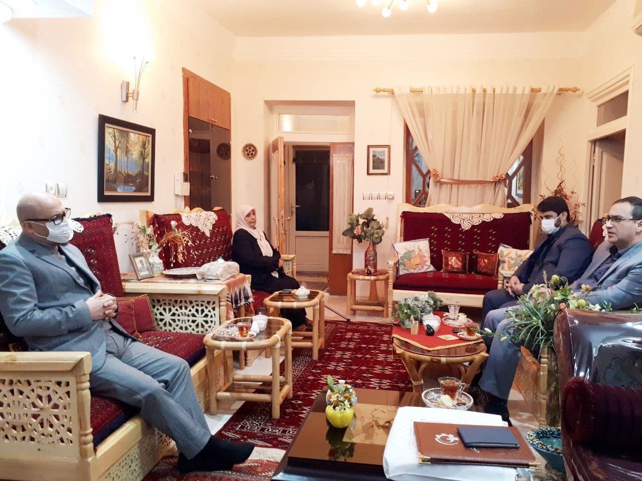 بازدید مدیران پارک علم و فناوری گلستان از دو مادر شهید 8 سال دفاع مقدس