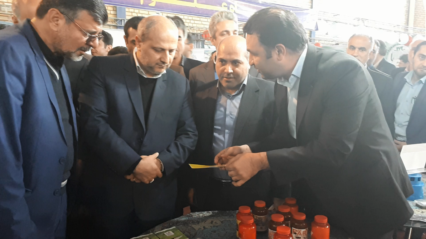 بازدید استاندار گلستان از غرفه پارک علم و فناوری گلستان