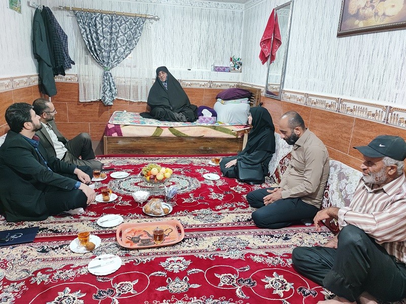 مدیران پارک علم و فناوری گلستان با دو خانواده شهید مدافع حرم دیدار کردند