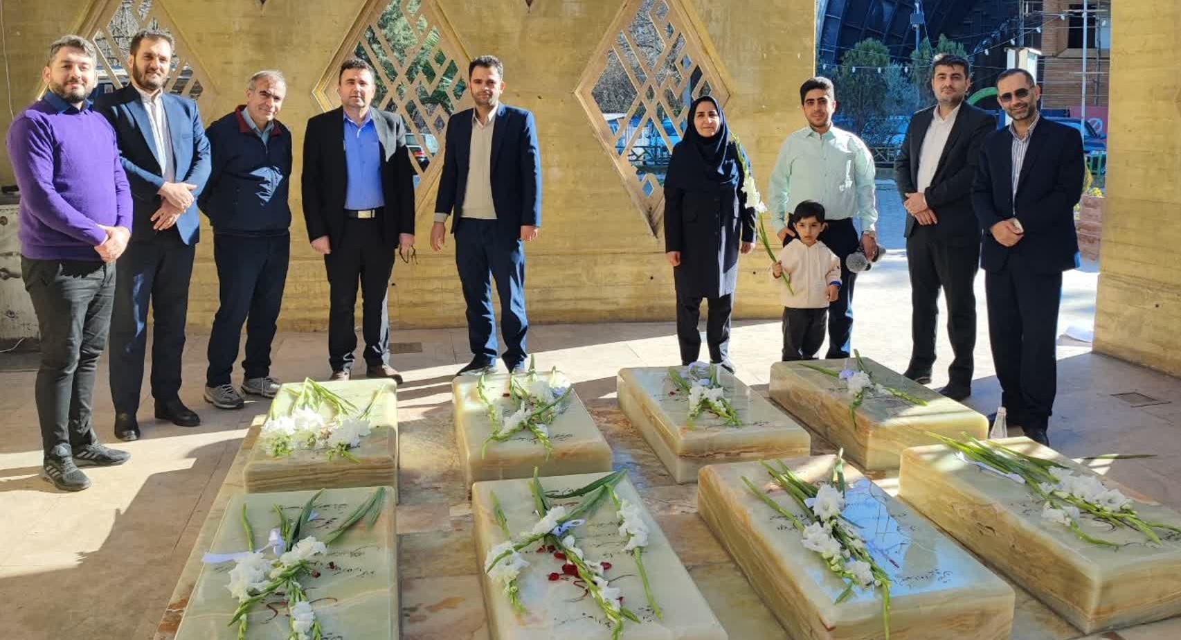 کارکنان پارک علم و فناوري گلستان با شهداي گمنام تجديد ميثاق کردند