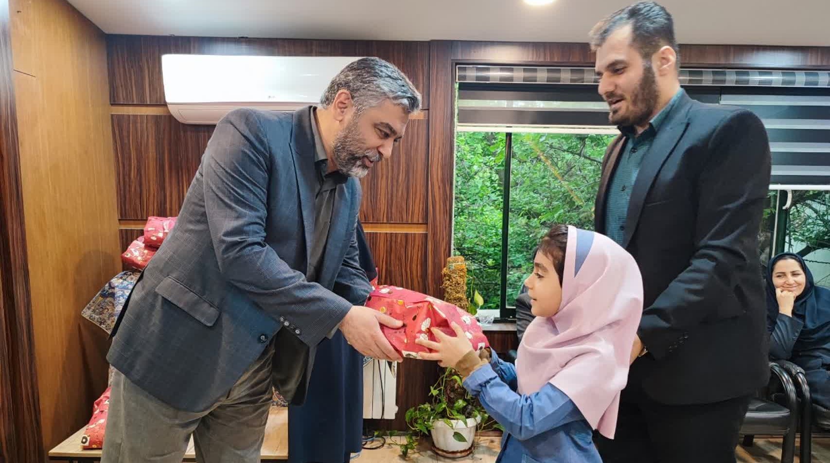 تقدیر از فرزندان دختر کارکنان پارک علم و فناوری گلستان