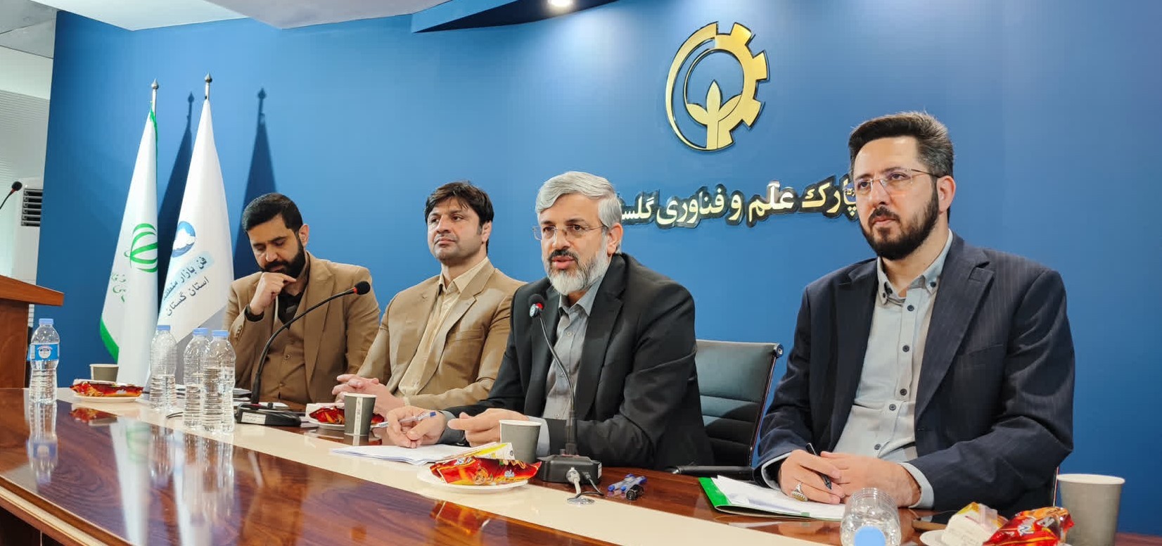 از مدیران تصمیم‌گیر که به تولید و توسعه استان کمک می‌کنند، قاطعانه حمایت می‌کنیم